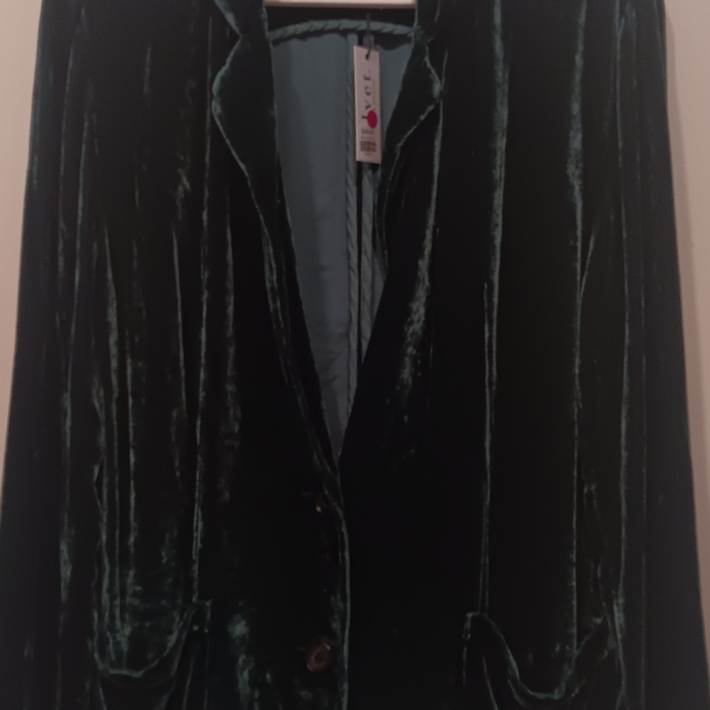 NWT Velvet by Graham & Spencer green velvet button top, Sz M